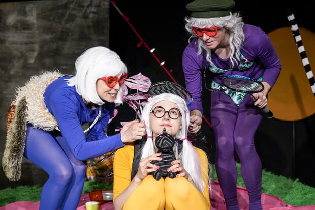 Szenenfoto aus "Das NEINhorn" der Württ. Landesbühne Esslingen. Es zeigt drei Schauspieler, in der Mitte eine Schauspielerin als "Neinhorn" verkleidet.