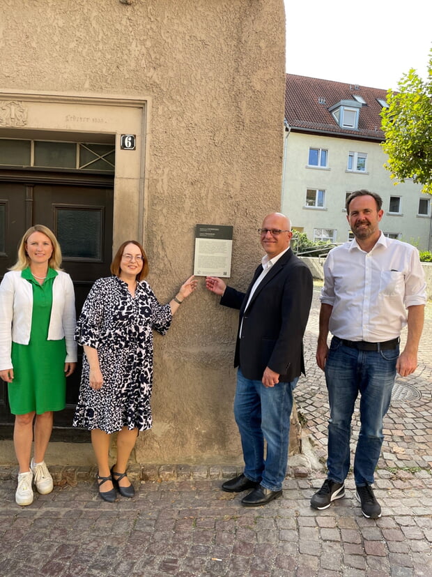 An mittlerweile rund 70 Gebäuden und Objekten informieren Tafeln über die Geschichte der Stadt v.l.n.r. Bürgermeisterin Sarina Pfründer, Amtsleiterin Bettina Keßler, Heimatvereinsvorsitzender und Stadtrat Jürgen Reiner, Amtsleitung Stadtbauamt, Stadtbaumeister Helge Spieth