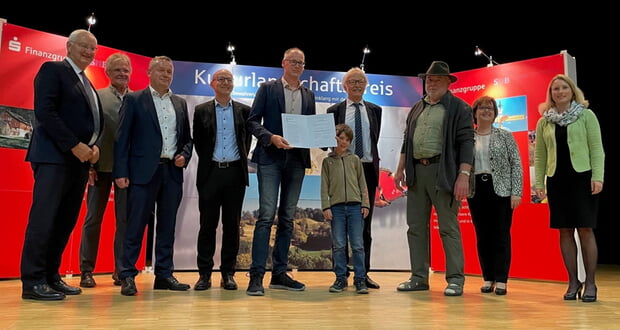 Peter Seybold, Sohn Christian und Enkel Finn freuen sich über die Auszeichnung