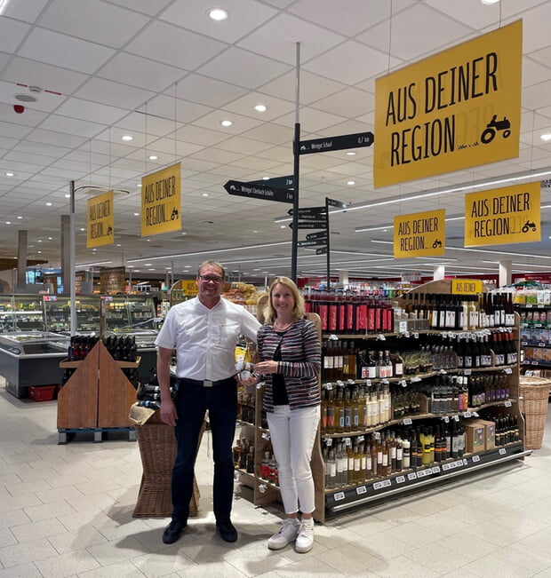 Inhaber Marc Strelow, REWE Lauffen mit Bürgermeisterin Sarina Pfründer