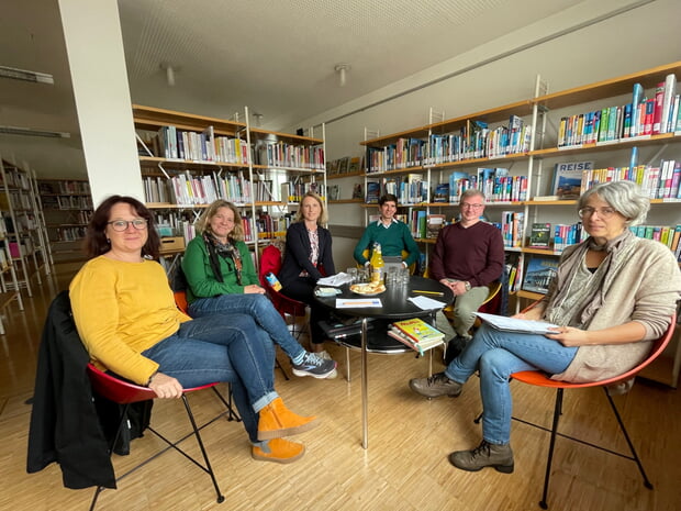 Kuratoriumssitzung der Bücherei v.r.n.l. Büchereileiterin Frank, Pfarrer Donnerbauer, Stadtpfleger Schuh, Bürgermeisterin Pfründer, Tina Masse, Hölderlin Grundschule, ..... Herzog Ulrich Grundschule