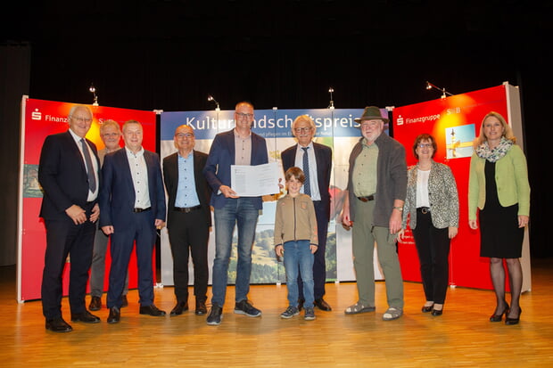 Das Foto zeigt von links: Sparkassenpräsident Peter Schneider, Jury-Vorsitzender Dr. Volker Kracht, Klaus Bückle (KSK), Achim Eckert (KSK), Christian Seybold, das Kind ist dessen Neffe, Vorsitzender des Schwäbischen Heimatbunds Josef Kreuzberger, Peter Seybold, Ministerialdirektorin Ministerium für Ländlicher Raum Grit Puchan, Bürgermeisterin von Lauffen a.N. Sarina Pfründer. (Foto: Ines Rudel)