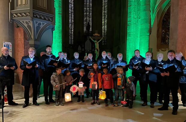 Gesangverein Urbanus mit den Laternenlauf-Kindern