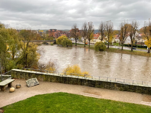 Erhöhter Wasserstand und hohe Fließgeschwindigkeit durch die anhaltenden Regenfälle