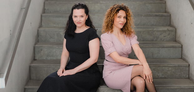 Das Duo PARISER FLAIR (auf einer Treppe sitzend Jenny Schäuffelen & Marie Giroux)