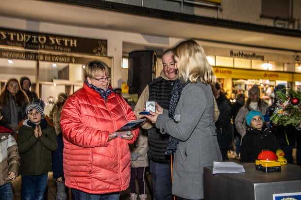 Kerstin Müller erhält die Vereinsmedaille in Silber für ihr ehrenamtliches Engagement im Gewerbeverein