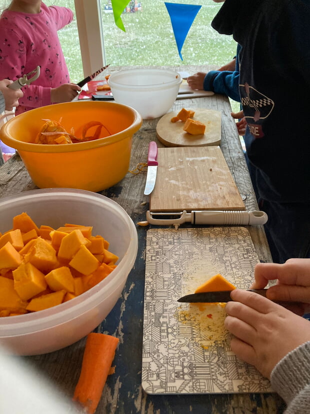 Die 2.Klasse der HUS kocht eine leckere Kürbissuppe im Schäferwagen