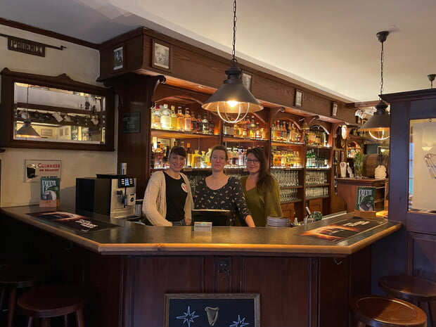 v.l. Laura Bustani, Verena Lampe und Sarah Mast betreiben das Phoenix Irish Pub im Städtle