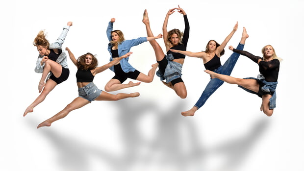 Tanzgruppe ImPulzz unter der Leitung von Nina Brauch und Josepha Bleibdrey (7 junge Tänzerinnen in bewegten Posen)