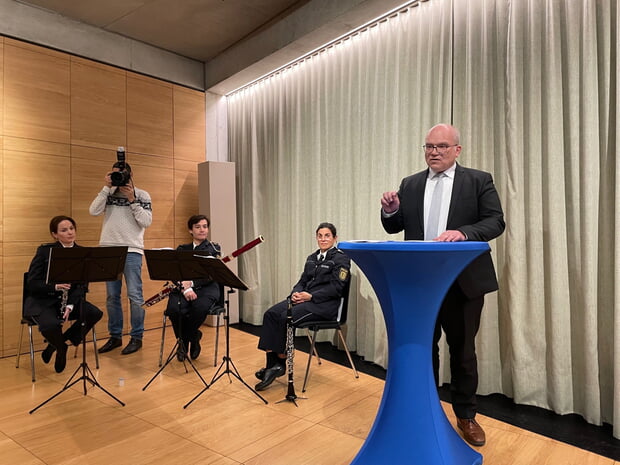 Landrat Norbert Heuser bei der Verleihung des Zivilcouragenpreises im Hölderlinhaus