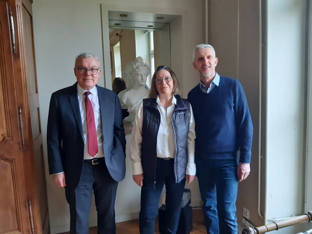 Bürgermeister Didier Reverau mit Francoise Pellodi, Vorsitzende des Comité du Jumelage in La Ferté-Bernard u. Frank Walter