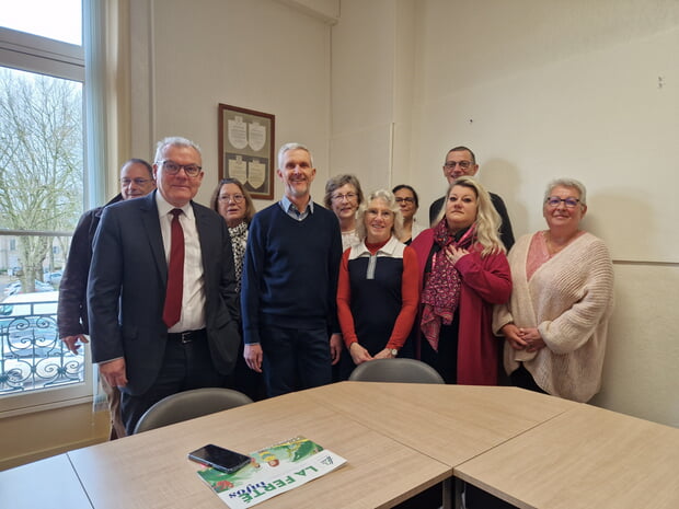 Das Comité du Jumelage in La Ferté-Bernardt mit Bürgermeister Didier Reveau und Frank Walter