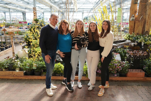 links nach rechts: Alexander Mayer, Birgit Mayer, Franziska Mayer, Jessica Mayer, Clarissa Mayer und Holly (Zwergschnauzer)