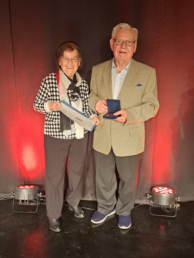 v.l.n.r. Frau Sigrid Seeger-Losch und Bernd Schneider