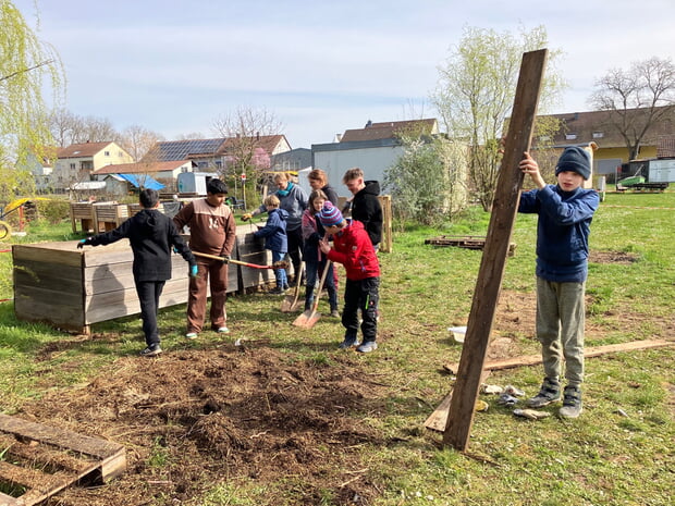 Die Outdoorklasse der Kaywaldschule ist schon eifrik bei der Arbeit auf der Kinderfarm