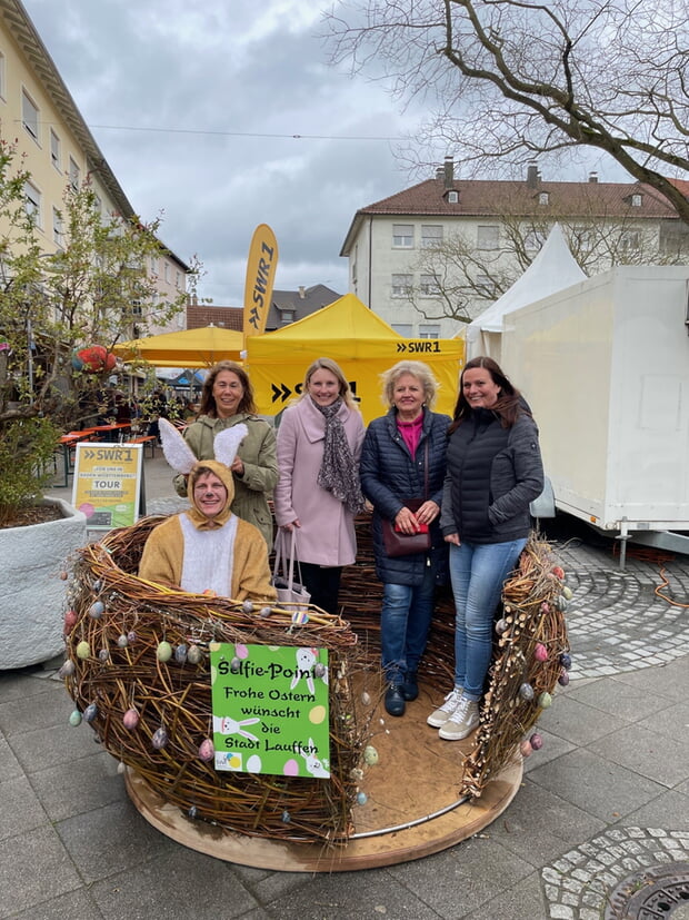 Der Osterhase u.a. mit Bürgermeisterin Pfründer im Selfie-Point