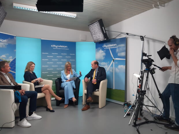 links Gebhard Steng und Bürgermeisterin Sarina Pfründer mit dem Landtagsabgeordneten Georg Heitlinger im Interview