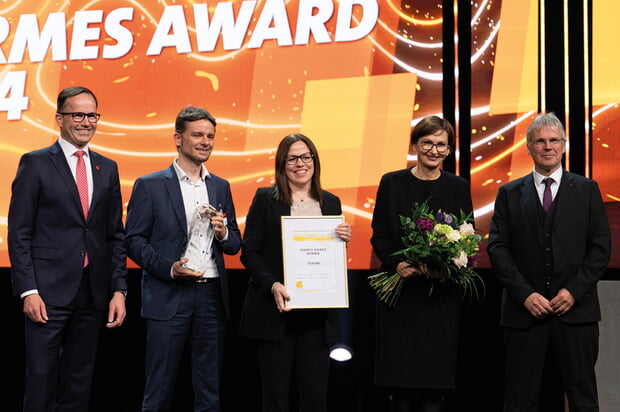 Der HERMES AWARD 2024 wurde im Rahmen der Eröffnungsfeier der Hannover Messe verliehen. Bettina Stark-Watzinger, Bundesministerin für Bildung und Forschung, übergab den Preis im Beisein des Bundeskanzlers Olaf Scholz an Kristina I. Schunk und Timo Gessmann.  (v.l.n.r.): Dr. Jochen Köckler (CEO, Deutsche Messe), Timo Gessmann (CTO, SCHUNK), Kristina I. Schunk (CEO, SCHUNK), Bettina Stark-Watzinger, (Bundesministerin für Bildung und Forschung), Prof. Dr.-Ing. Holger Hanselka (Präsident der Fraunhofer-Gesellschaft, Vorsitzender der Jury des HERMES AWARD)  Bild: Deutsche Messe 