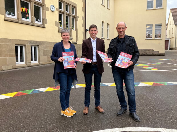 Schulleiterin Herzog-Ulrich Grundschule Ute Vogelmann, Stadtkämmerer Frieder Schuh und stellv. Schulleiter Hölderlin Grundschule Andreas Vollmer