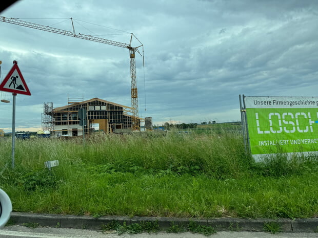 Erste Bebauung im Gewerbegebiet Burgfeld II