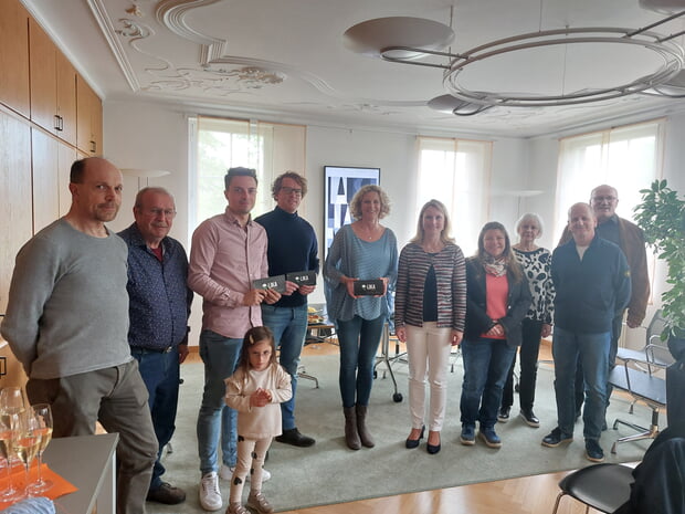 Ehrung Foto des Jahres mit den Preisträgern und Monatssiegern v.l.n.r. Ulrich Seidel, Stefan Hautzinger, Werner Ohsam (2. Platz), Marco Eberbach (1. Platz, Foto des Jahres 2023), Birgit Sautter, 3. Platz, Bürgermeisterin Sarina Pfründer, Hannah Lorenz, Roswitha Demmler, Uwe Milbradt, Frank-Michael Zahn