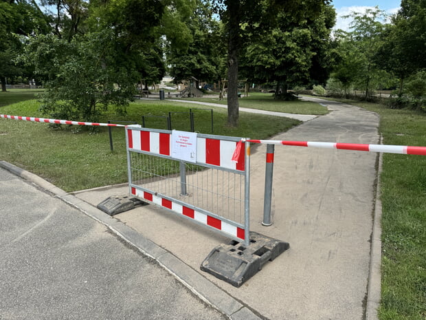 Foto: Spieth, Spielplatz Kies: Bis zur Beseitigung der Rückstände muss der Spielplatz Kies geschlossen bleiben 