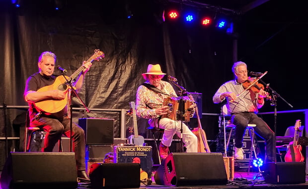 The International Cajun Trio brachte das Publikum zum Mitklatschen, Mitwippen und Tanzen: an der (Blues-)Gitarre Biber Hermann, am Akkordeon Yannick Monot und Helt Oncale an der Fiddle (v.l.n.r.).