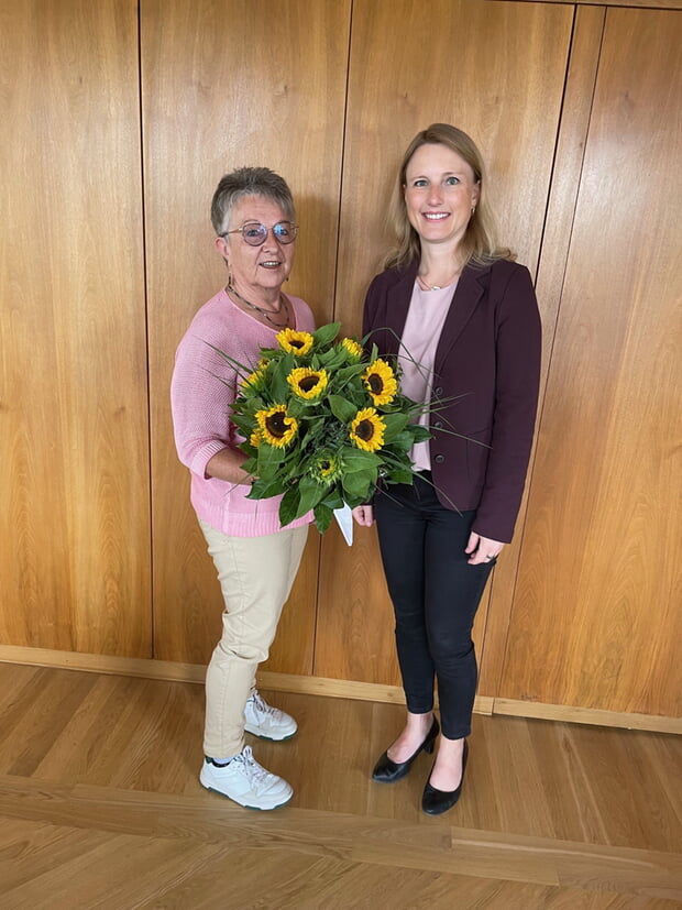 Dorothea Best wurde mit einem Sonnenblumenstrauß und einem Gutschein für eine Busfahrt in den Ruhestand verabschiedet