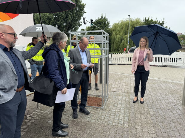 Die ausscheidenden Stadträte Dr. Birgit Müller 2.v.l. und Uwe Fabich sparchen im Auftrag der ausscheidenden Stadträtinnen und Stadträte