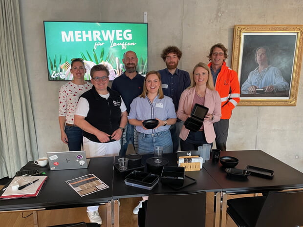 Klimaschutzpatin Susanne Sen (vorne Mitte) bei der Vorstellung des Konzepts