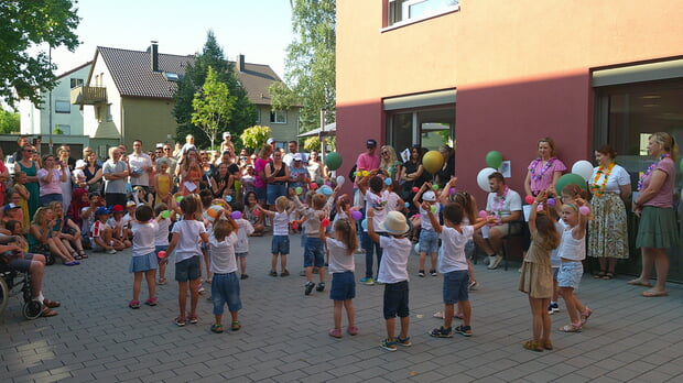 Sommerfest im Kindergarten unter dem Motto "Aloha-Hawaii" begeistert Kinder und Eltern