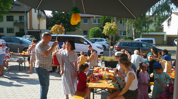 Sommerfest im Kindergarten unter dem Motto "Aloha-Hawaii" begeistert Kinder und Eltern
