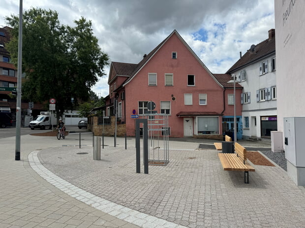 Im Herbst folgt noch die Bepflanzung des Platzes. Der Baum wurde von den ausscheidenden Gemeinderäten gespendet.