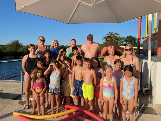 gut besuchter Schwimmkurs, organisiert vom Integrationsausschuss