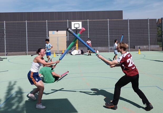 Jugendliche des dt.-frz. Jugendcamps spielen Jugger