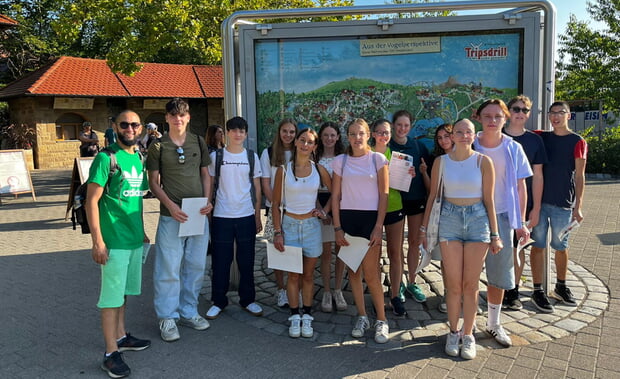Die Jugendlichen des dt.-frz. Jugendcamps bei einem Ausflug in den Erlebnispark Tripsdrill.