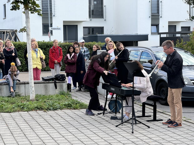 Ein Ensemble der Musikschule begleitete die Informationen gekonnt mit einem zum Komponisten/Musiker passenden Musikstück