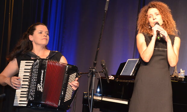 Duo Pariser Flair: Jenny Schäuffelen (li.) am Akkordeon und Piano sowie Marie Giroux (Gesang) begeisterten vor ausverkauftem Haus im Klosterhof.