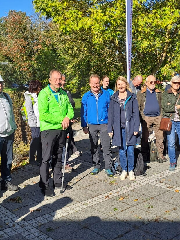 Auch der 1. Vorsitzende des Schwäbischen Albvereins, Thomas Grau, (links von Bürgermeisterin Sarina Pfründer) war bei der Wanderung mit dabei