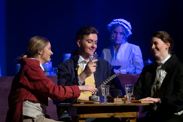 Lotte Zimmer betrachtet im Musical "Hölder" die Stiftler Hölderlin, Hegel und Schelling