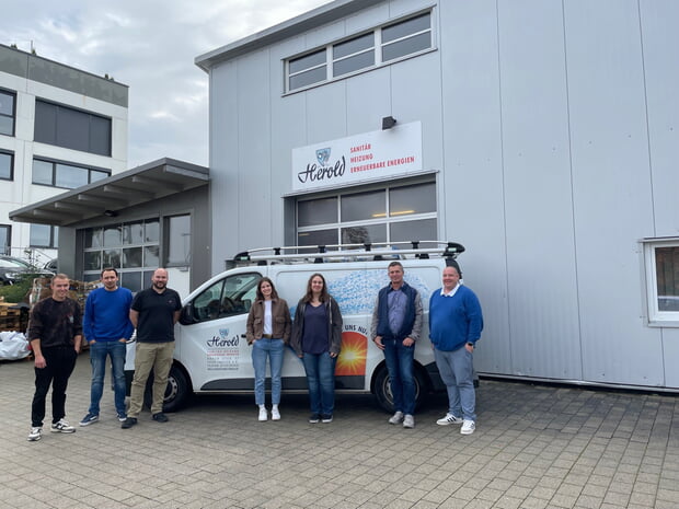 Das Team von Herold Gebäudetechnik mit deVorsitzenden des Gewerbevereins Thomas Huber