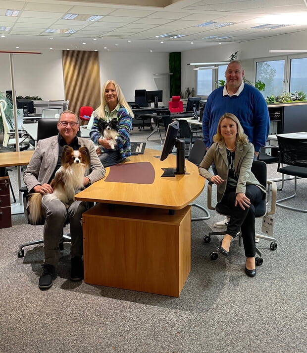 Jörg und Susanne Scholz mit ihren beiden Hunden und mit Thomas Huber, Gewerbeverein und Bürgermeisterin Sarina Pfründer