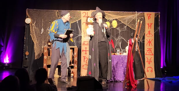 Szenenfoto: Das Theater Mika & Rino spielt "Der zerbrochene Zauberspiegel" im Lauffener Klosterhof