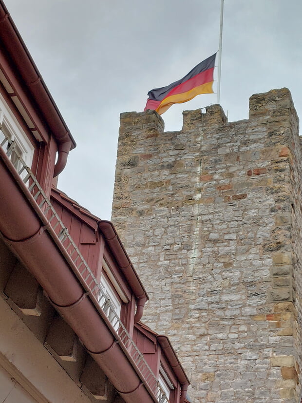 Rathausturm halbmast beflaggt - Fotos: Ingrid Kast