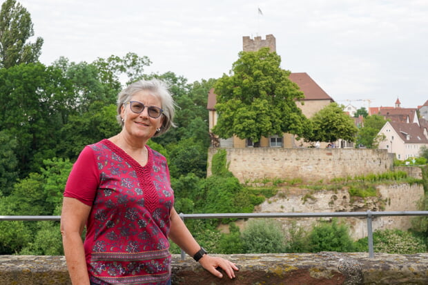 Gabi Ebner-Schlag teilt ihre Begeisterung für die Hölderlinstadt gerne mit den Besuchergruppen und setzt ihr Organisationstalent zugunsten der Arbeitsgruppe der "Lauffener Gästeführer und Umgebung" ein. (Foto: Ulrich Seidel)