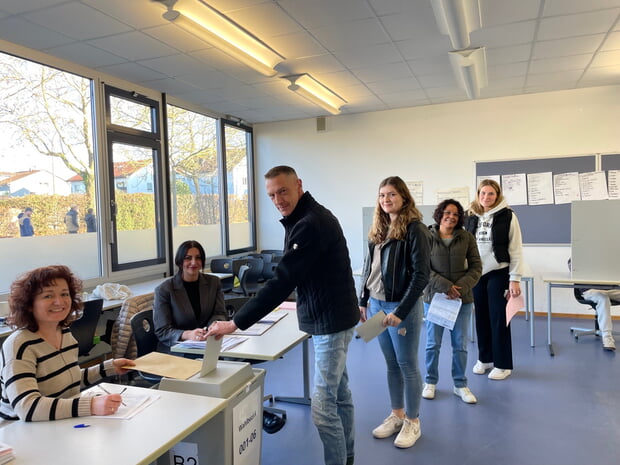Rege Betrieb herrschte in den Wahllokalen wie hier im Gymnasium