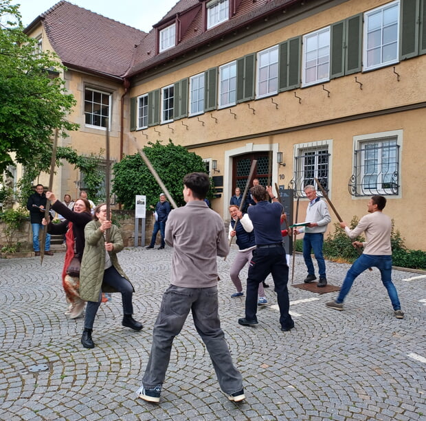 Momentaufnahme im Rathaushof zum geplanten Theaterstück