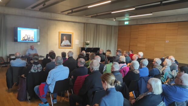 Ein Vortrag von und mit Ralf Roschlau im voll besetzten Hölderlinhaus