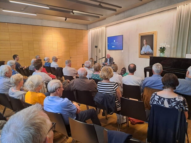 Im vollbesetzten Hölderlinhaus las Bartholomäus Grill aus seinem Buch "Bauernsterben - Wie die globale Agrarindustrie unsere Lebensgrundlagen zerstört".