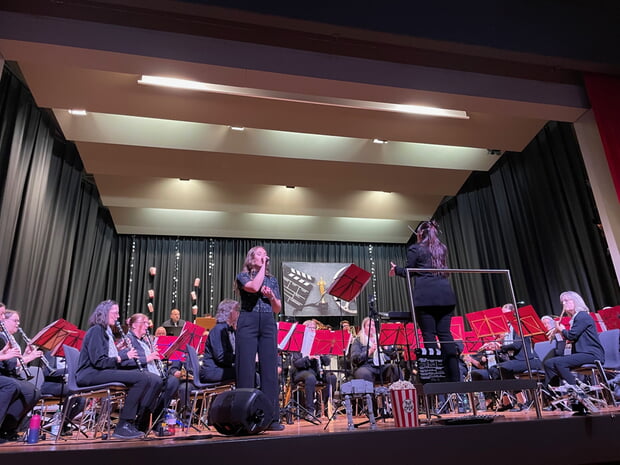 Stadtkapelle, Musikverein mit ihrer Dirigentin Isabel González Villar